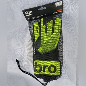 NWT Umbro Neon Green and Black Junior Goalie Gloves